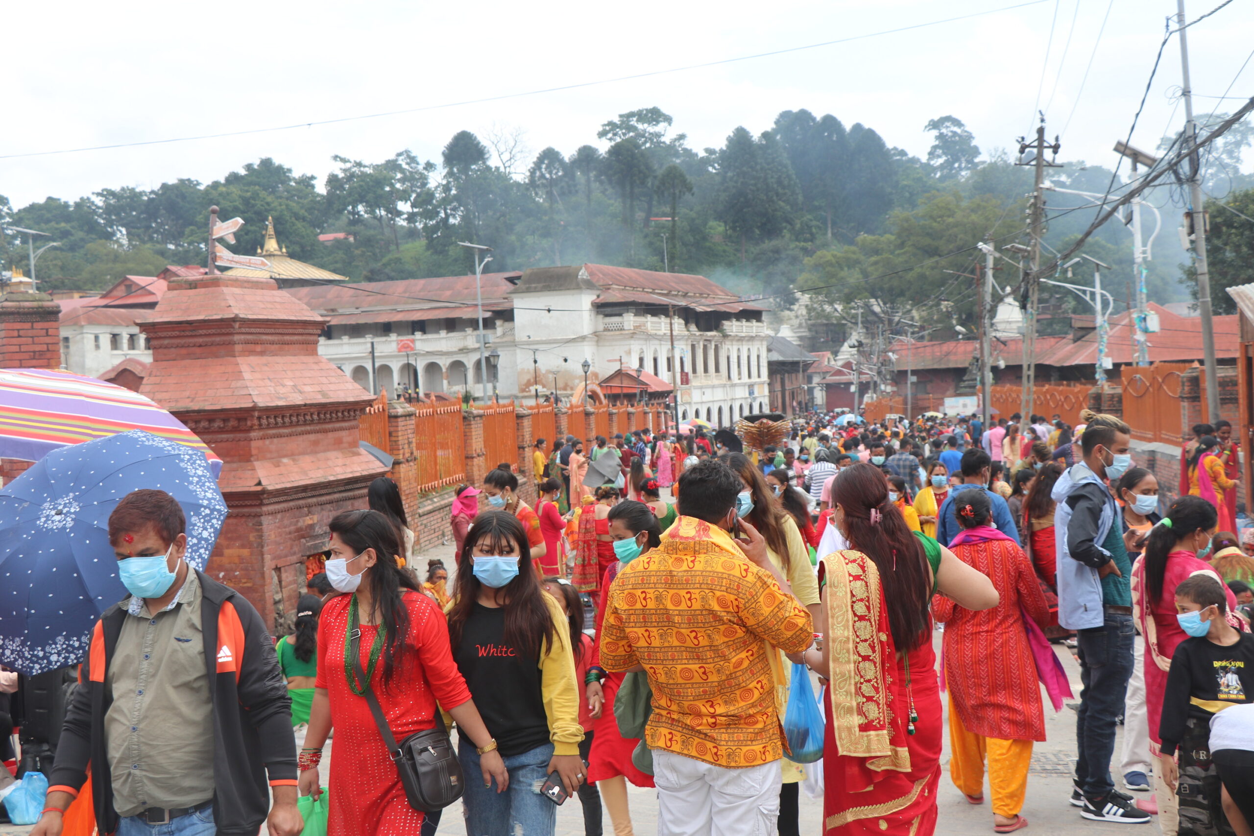 साउनको अन्तिम सोमबार पशुपतिनाथमा भक्तजनको भिड (फोटो फिचर)